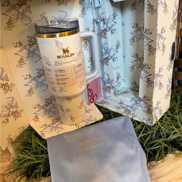 Stanley x LoveShackFancy Blue Bow Limited Edition 40oz - Picture 2 of 2
